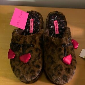 Who doesn’t love Betsy! slide on slippers brand new